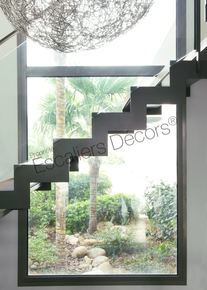 DT45 - Escalier 2/4 Tournants avec Paliers Intermédiaires Carrés. Escalier d'intérieur design en métal, bois et verre pour un intérieur contemporain type loft. Vue 2